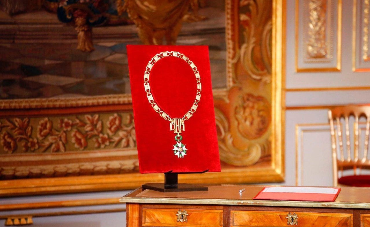 عکس / گردنبند افتخاری که به رئیس‌جمهور فرانسه اعطا شد