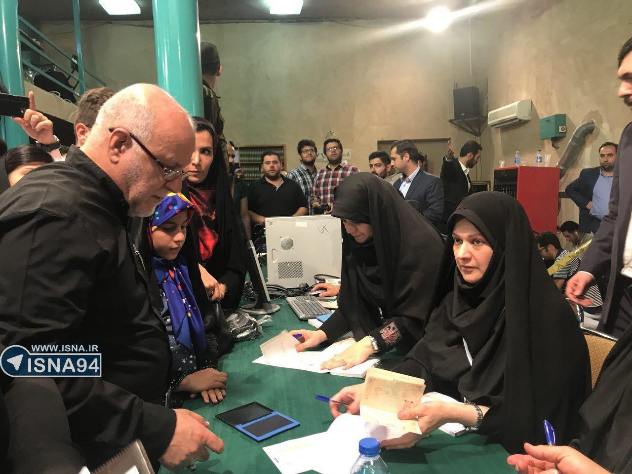 انتخاب -بیژن زنگنه، وزیر نفت با حضور در حسینیه جماران رای خود را به صندوق انداخت