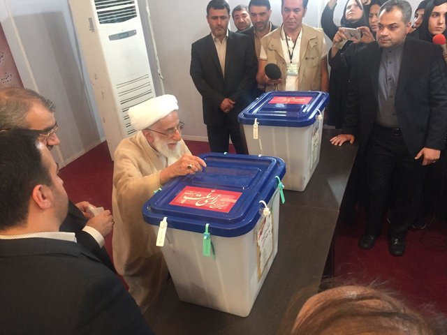 عکس/احمد جنتی رای خود را به صندوق انداخت