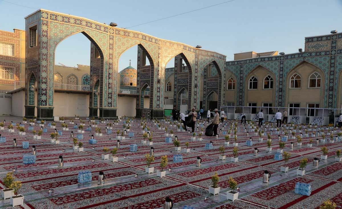 تصاویر : بزرگ‌ترین سفره افطاری جهان اسلام در مشهد