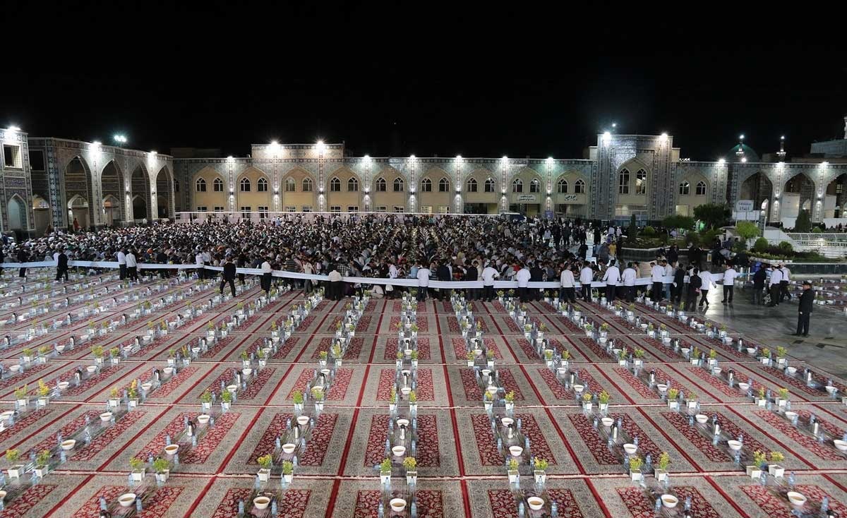 تصاویر : بزرگ‌ترین سفره افطاری جهان اسلام در مشهد