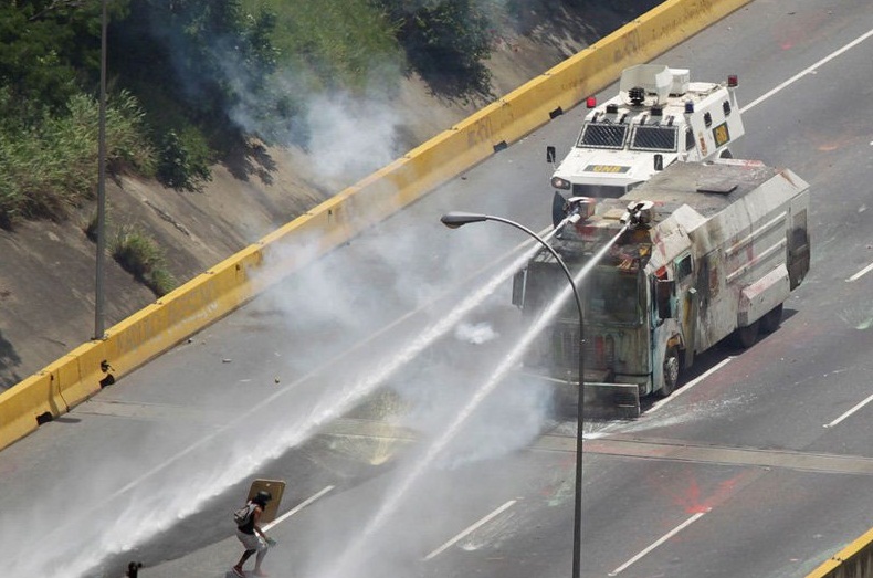 تصاویر : رویارویی خودروهای آبپاش با معترضان ونزوئلایی‎