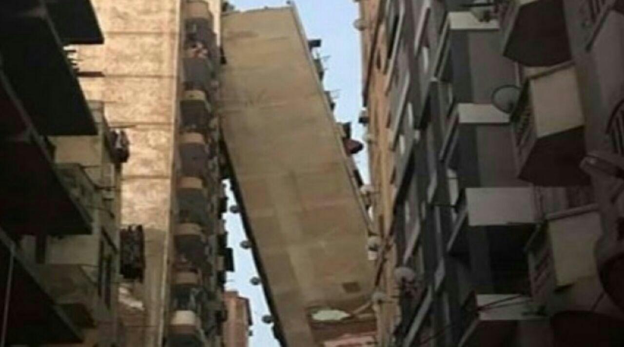 عکس/ کج شدن ساختمان 14 طبقه ای در شهر اسکندریه مصر