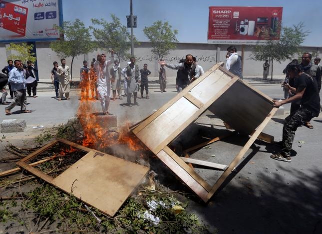 تصاویر : درگیری مرگ‌بار مردم افغانستان و پلیس در اعتراض به بی‌کفایتی دولت