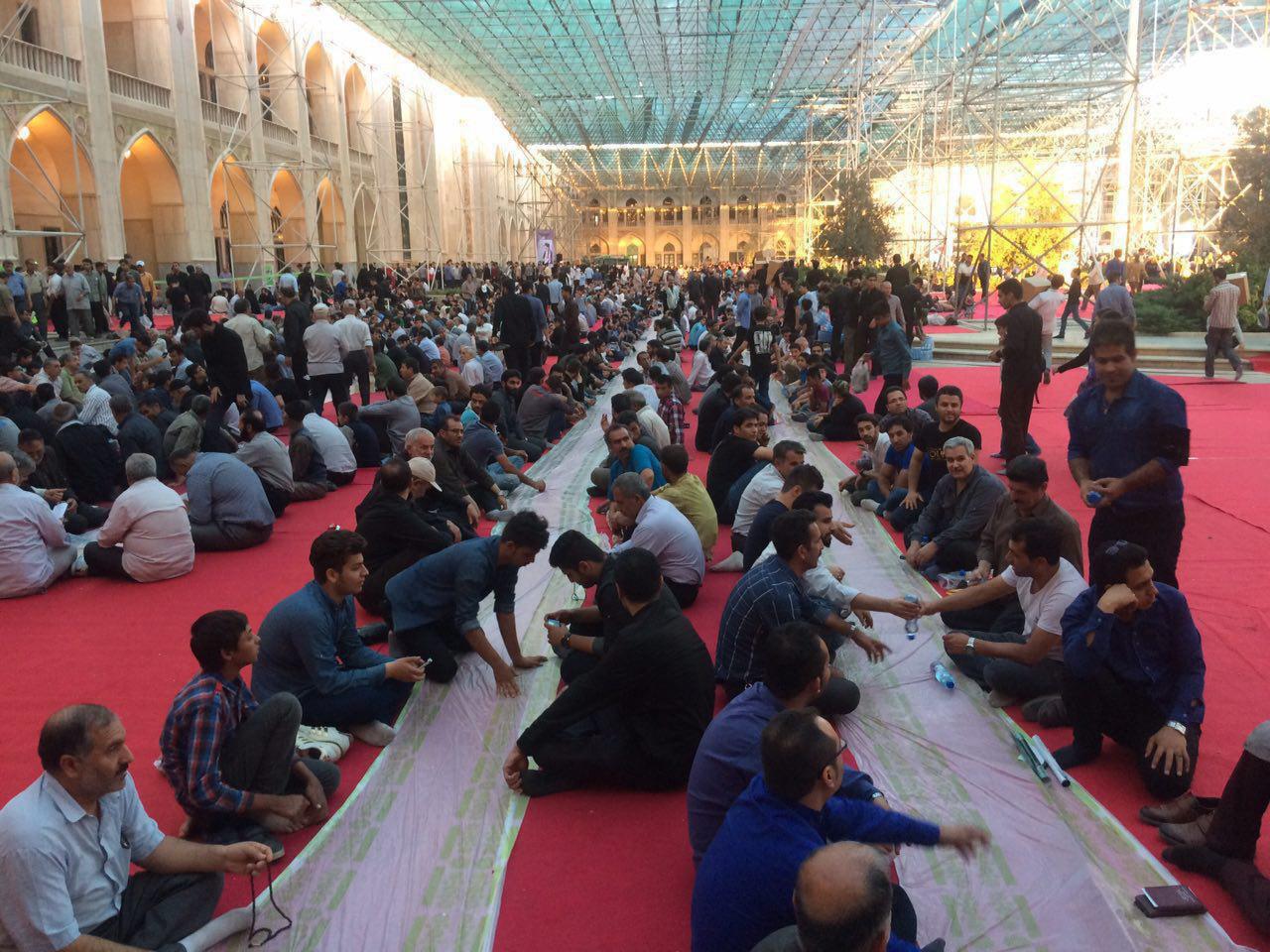 عکس/ سفره افطاری روزه داران حاضر در حرم امام