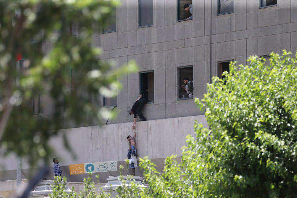 عکس/ نیروهای امنیتی در حال کمک برای خروج یک کودک از مهلکه مجلس