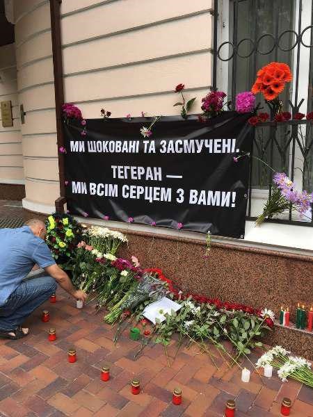 گل‌هایی که اوکراینی‌ها برای همدردی‬‎ کنار سفارت ایران گذاشتند