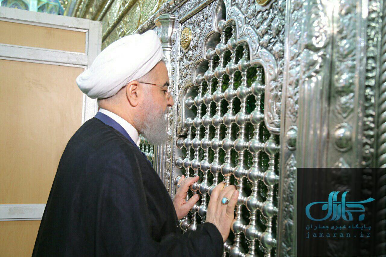 عکس/ رئيس جمهور روحانی در حال زيارت حضرت معصومه (س)
