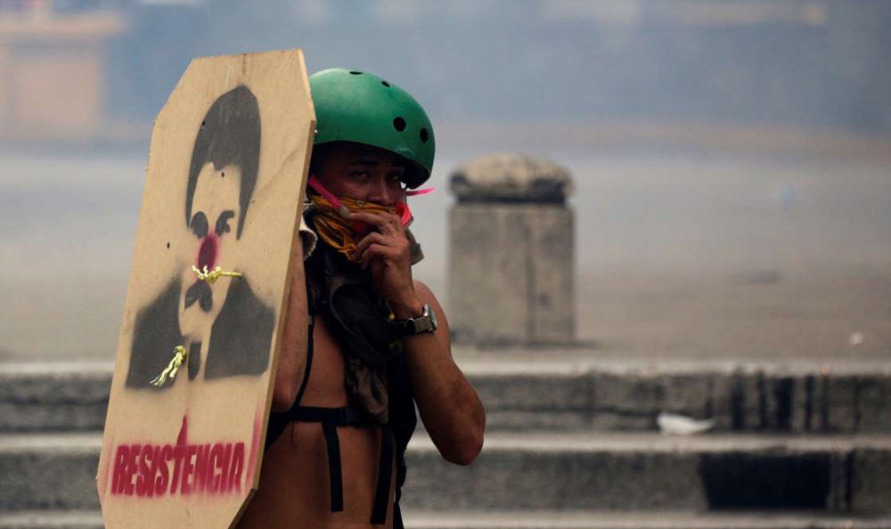 تصاویر : اعتراض‌های ضددولتی در ونزوئلا با سپرهای رنگی و سلاح‌های دست‌ساز