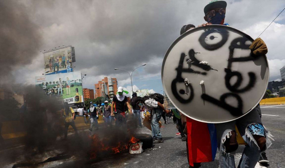 تصاویر : اعتراض‌های ضددولتی در ونزوئلا با سپرهای رنگی و سلاح‌های دست‌ساز