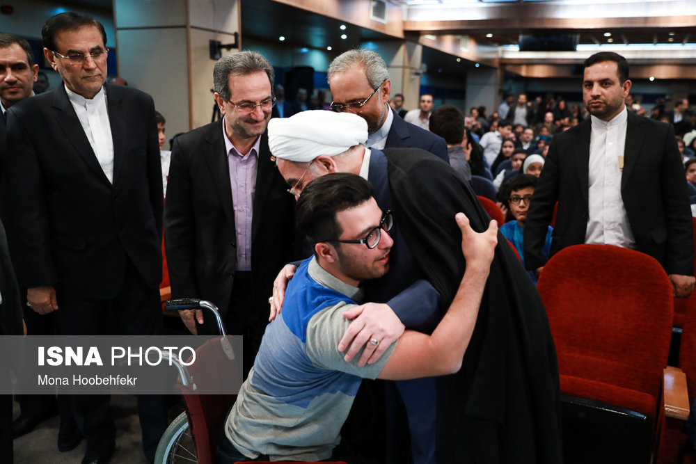 عکس/ضیافت افطار روحانی با مددجویان کمیته امداد و بهزیستی