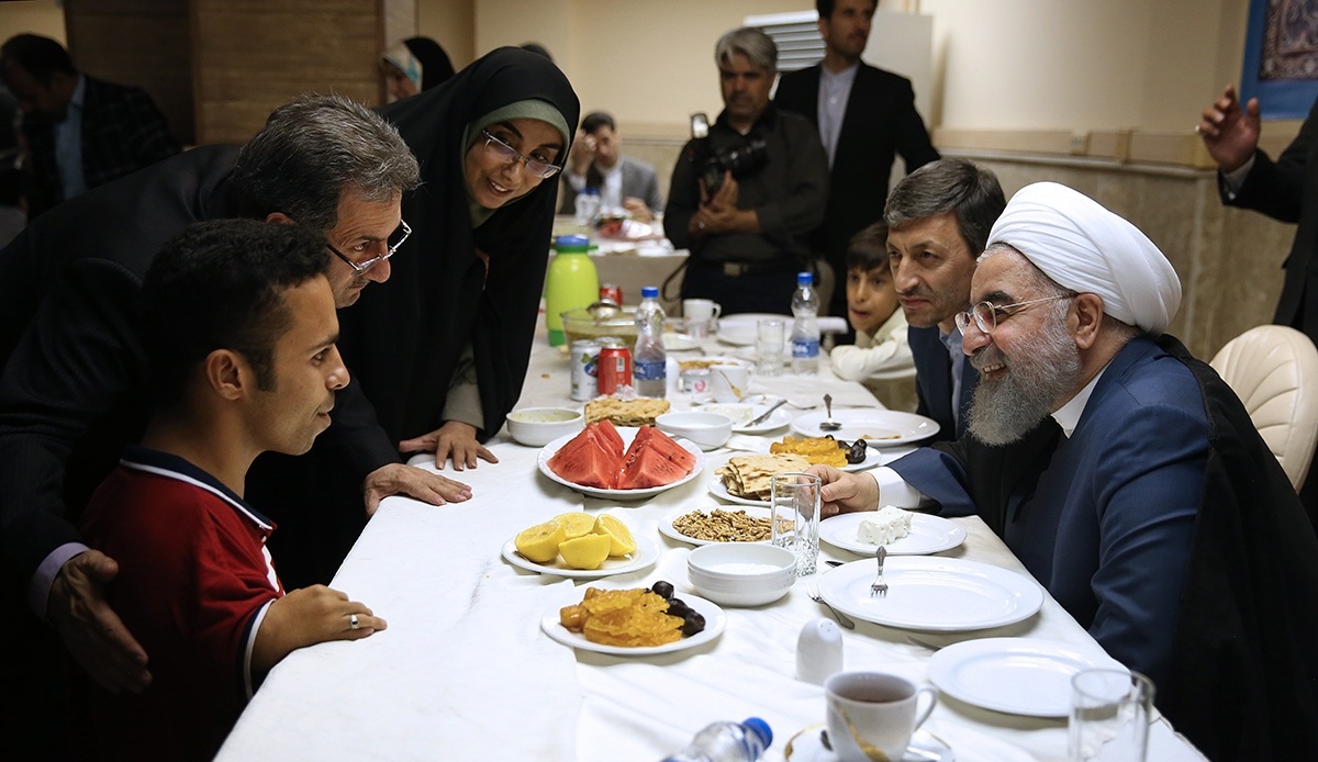 تصاویر : حضور رئیس جمهوری در ضیافت افطار با مددجویان