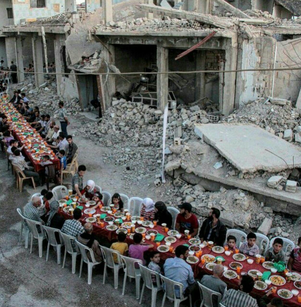 مراسم افطار در مخروبه‌های سوریه