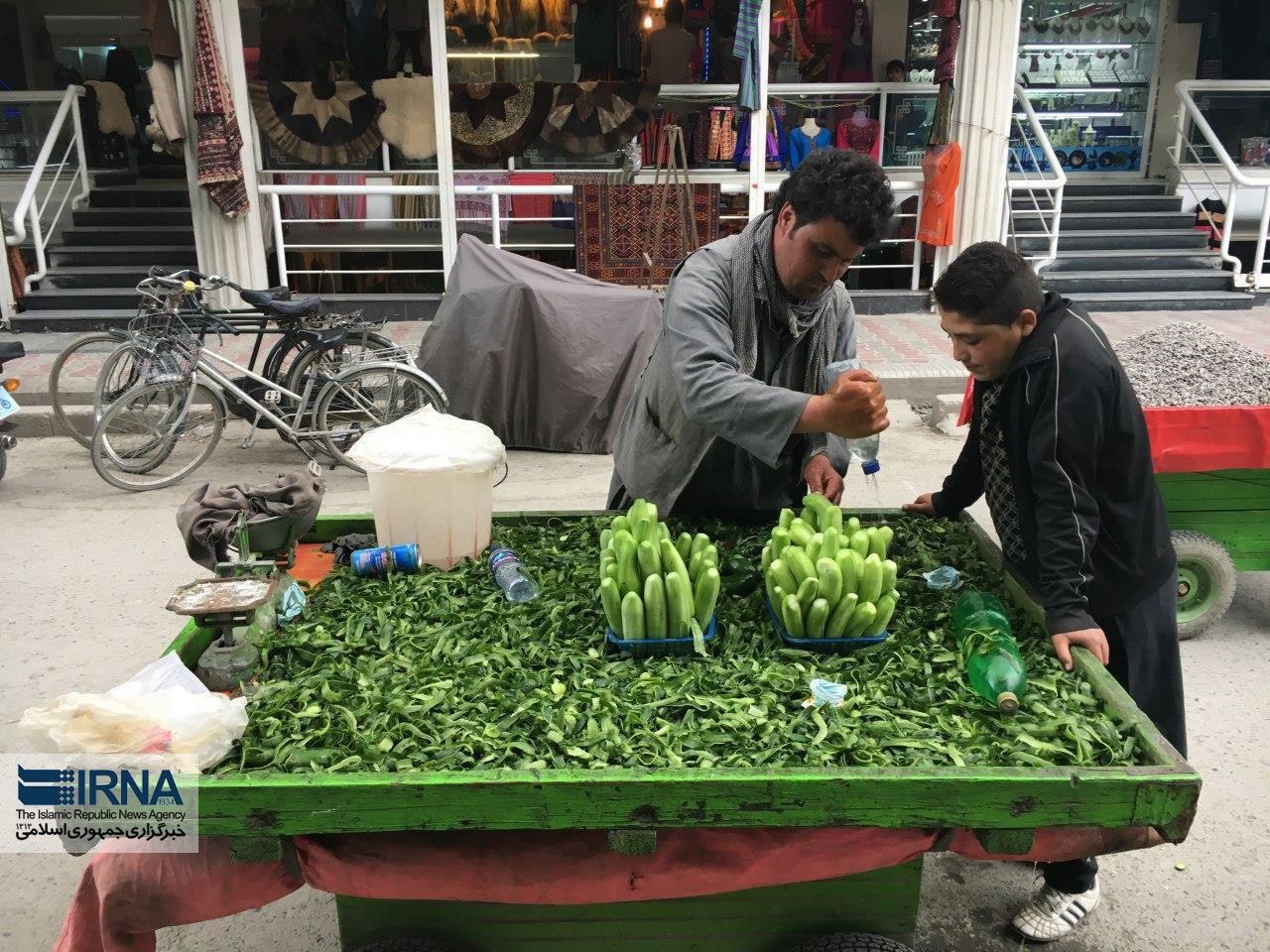 عکس / فروش خیار پوست‌کنده در کابل!