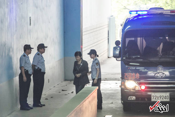 عکس/ رییس‌جمهور سابق کره جنوبی با دستبند در راه دادگاه