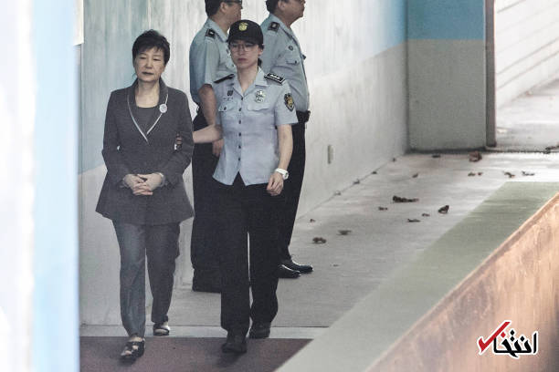 عکس/ رییس‌جمهور سابق کره جنوبی با دستبند در راه دادگاه