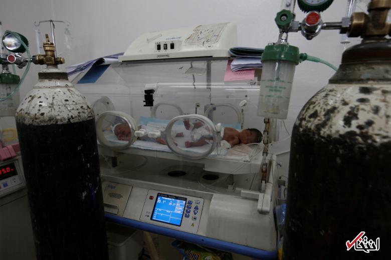 عکس/ تولد در زایشگاه تخریب شده موصل