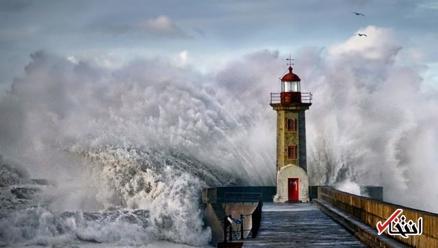 عکس روز نشنال جئوگرافیک/ ایستادگی فانوس دریایی برابر موج