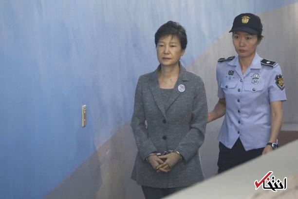 عکس/ رییس جمهور پیشین کره جنوبی با دستبند در دادگاه