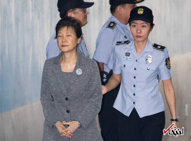 عکس/ رییس جمهور پیشین کره جنوبی با دستبند در دادگاه