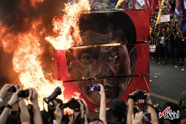 عکس/ مخالفان رییس جمهور فیلیپین تصویر او را آتش زدند