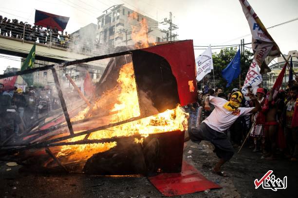 عکس/ مخالفان رییس جمهور فیلیپین تصویر او را آتش زدند