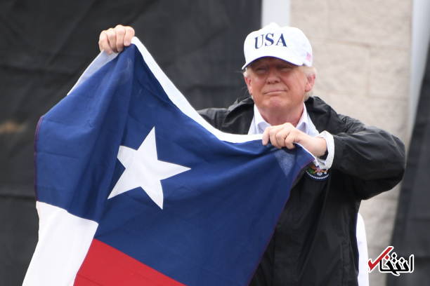 عکس/ ترامپ پرچم تگزاس را بالا برد