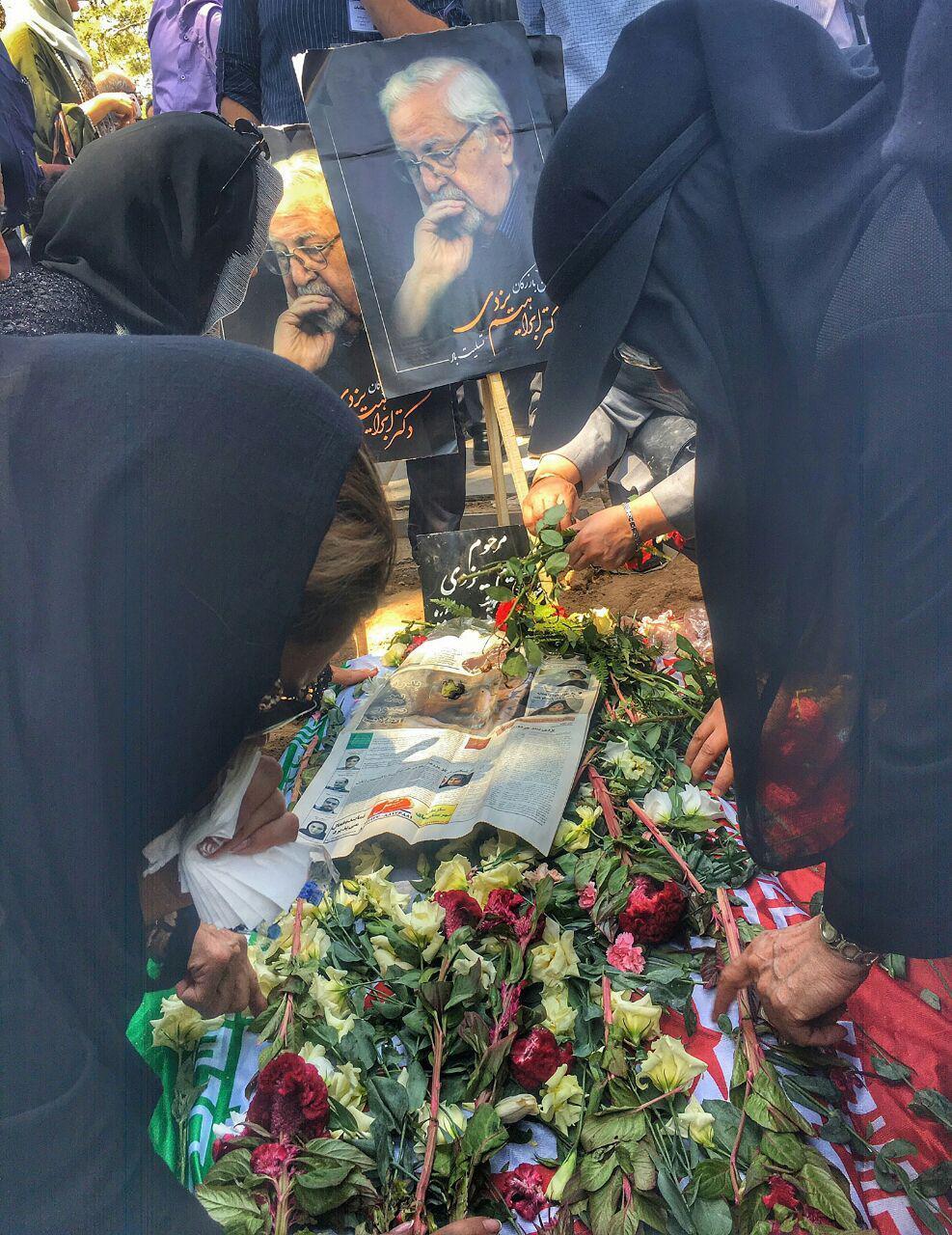 عکس / پیکر دکتر ابراهیم یزدی در قطعه 2 بهشت زهرا به خاک سپرده شد