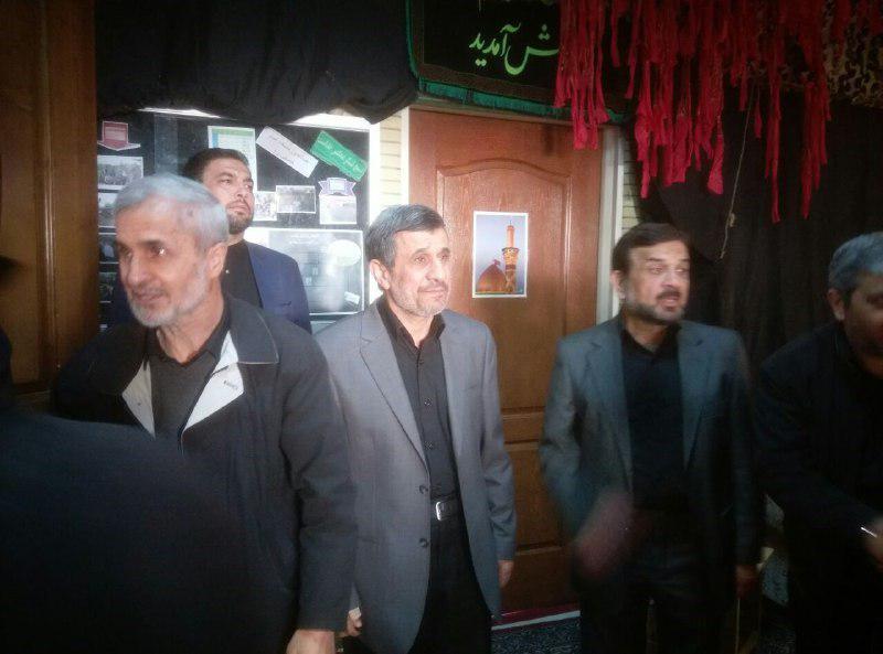 عکس / محمود احمدی نژاد در مراسم ختم برادرش