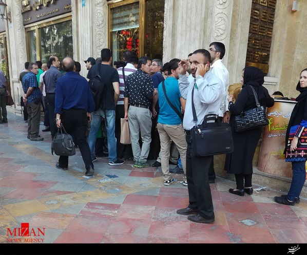 تشکیل صف برای خرید دلار +عکس