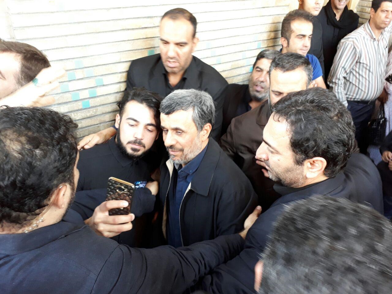 عکس سلفی با احمدی نژاد در حاشیه عزاداری روز عاشورا
