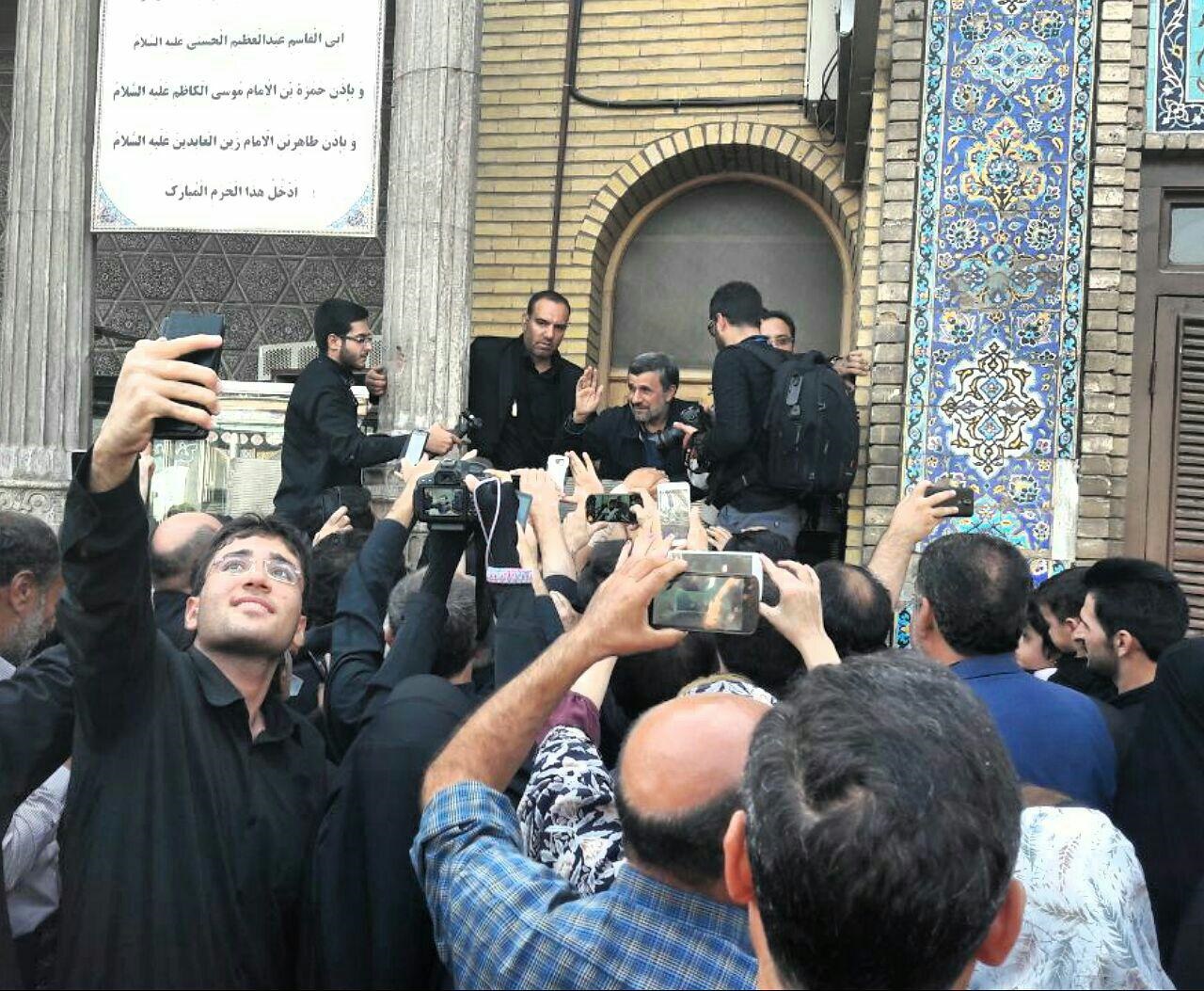 عکس سلفی با احمدی نژاد در حاشیه عزاداری روز عاشورا
