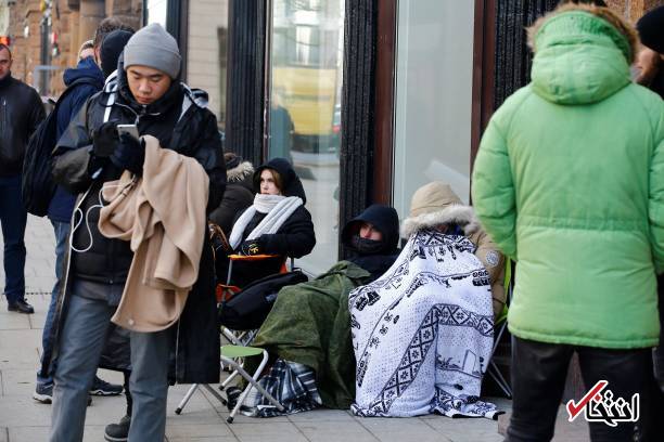 تصاویر : مشتاقان خرید آیفون ایکس در سرمای مسکو یخ زدند تصاویر : مشتاقان خرید آیفون ایکس در سرمای مسکو یخ زدند