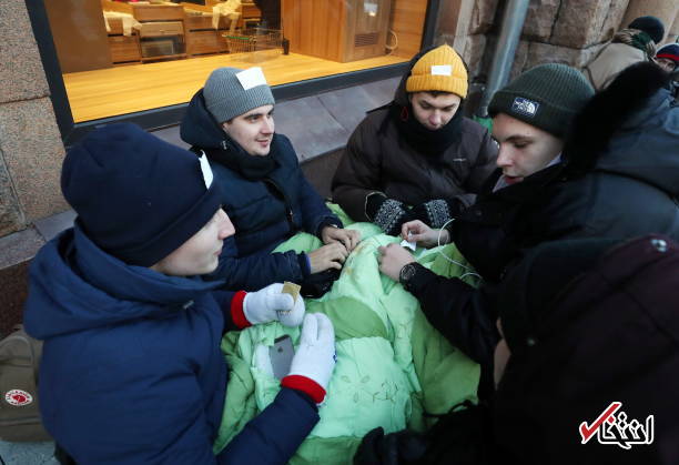 تصاویر : مشتاقان خرید آیفون ایکس در سرمای مسکو یخ زدند تصاویر : مشتاقان خرید آیفون ایکس در سرمای مسکو یخ زدند