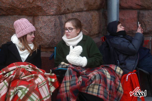 تصاویر : مشتاقان خرید آیفون ایکس در سرمای مسکو یخ زدند تصاویر : مشتاقان خرید آیفون ایکس در سرمای مسکو یخ زدند