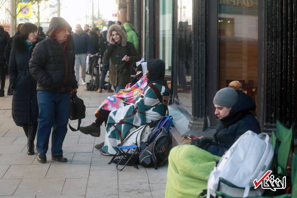 تصاویر : مشتاقان خرید آیفون ایکس در سرمای مسکو یخ زدند تصاویر : مشتاقان خرید آیفون ایکس در سرمای مسکو یخ زدند