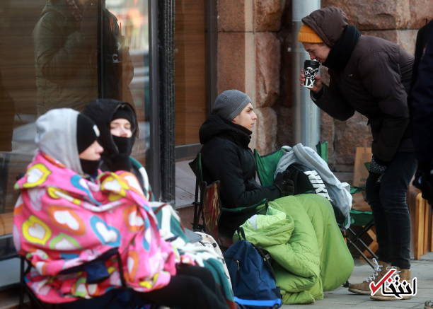 تصاویر : مشتاقان خرید آیفون ایکس در سرمای مسکو یخ زدند تصاویر : مشتاقان خرید آیفون ایکس در سرمای مسکو یخ زدند