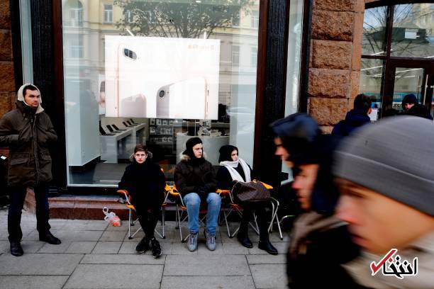 تصاویر : مشتاقان خرید آیفون ایکس در سرمای مسکو یخ زدند تصاویر : مشتاقان خرید آیفون ایکس در سرمای مسکو یخ زدند