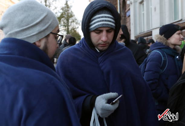 تصاویر : مشتاقان خرید آیفون ایکس در سرمای مسکو یخ زدند تصاویر : مشتاقان خرید آیفون ایکس در سرمای مسکو یخ زدند