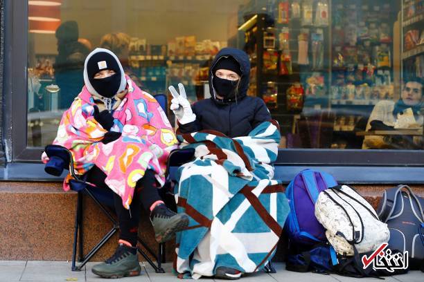 تصاویر : مشتاقان خرید آیفون ایکس در سرمای مسکو یخ زدند تصاویر : مشتاقان خرید آیفون ایکس در سرمای مسکو یخ زدند