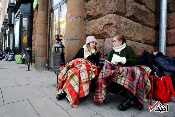 تصاویر : مشتاقان خرید آیفون ایکس در سرمای مسکو یخ زدند تصاویر : مشتاقان خرید آیفون ایکس در سرمای مسکو یخ زدند