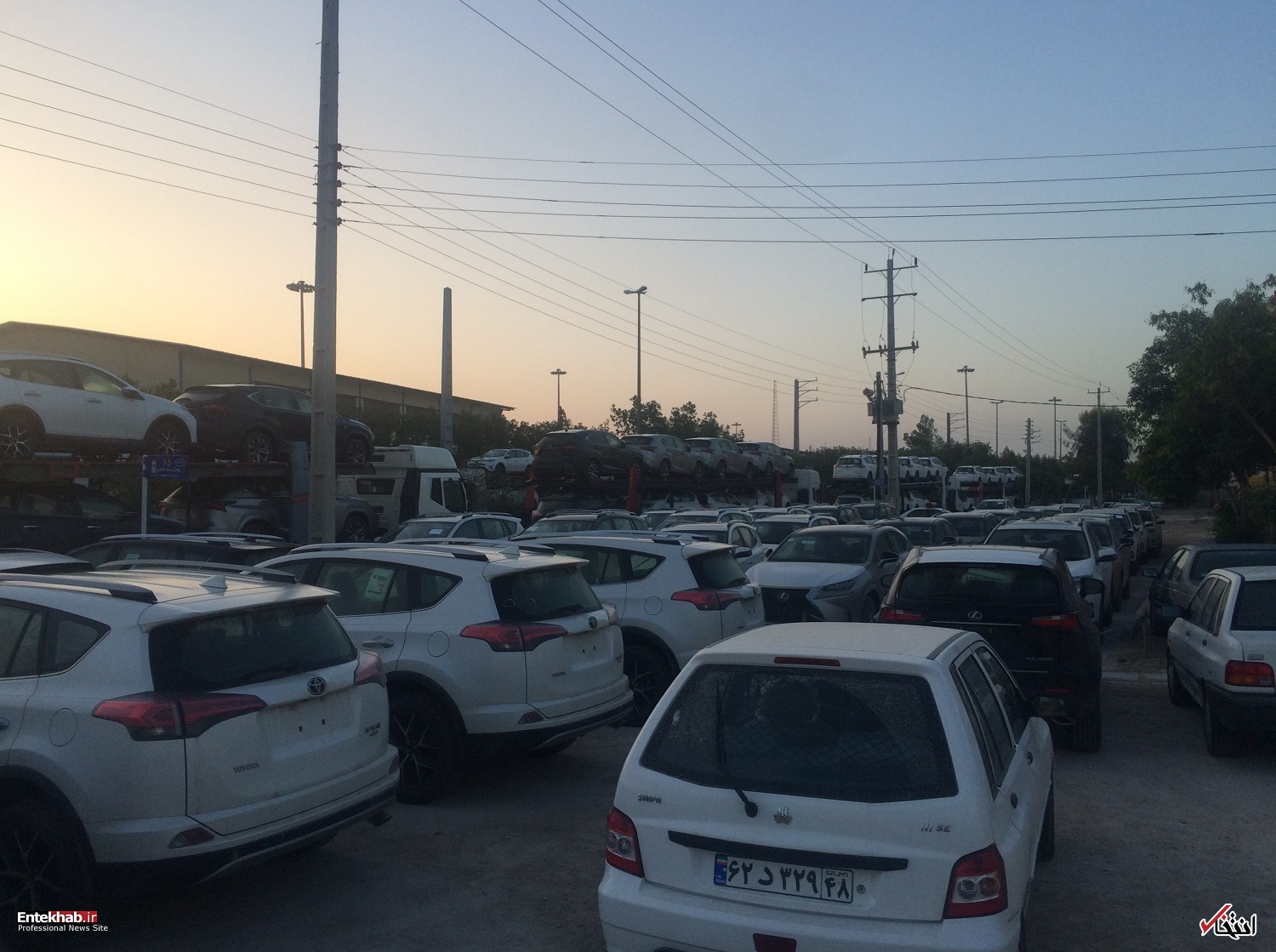فیلم/ خروج شبانه خودروهای وارداتی از گمرک بوشهر/ توقف محموله توسط پلیس