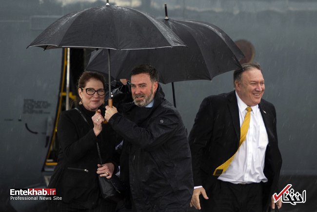 عکس/ وزیر خارجه آمریکا و همسرش زیر باران شدید اربیل