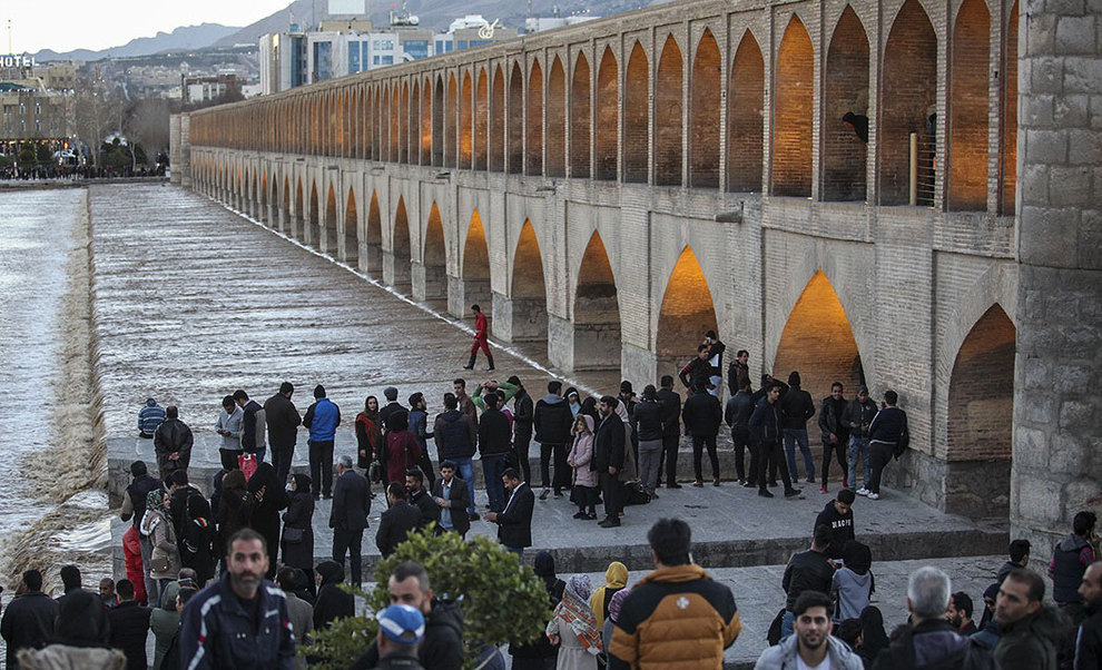 تصاویر : شادی اصفهانی‌ها از بازگشت آب به زاینده‌رود