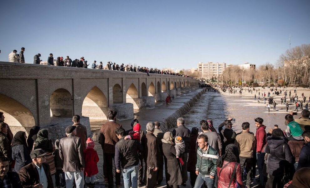 تصاویر : شادی اصفهانی‌ها از بازگشت آب به زاینده‌رود