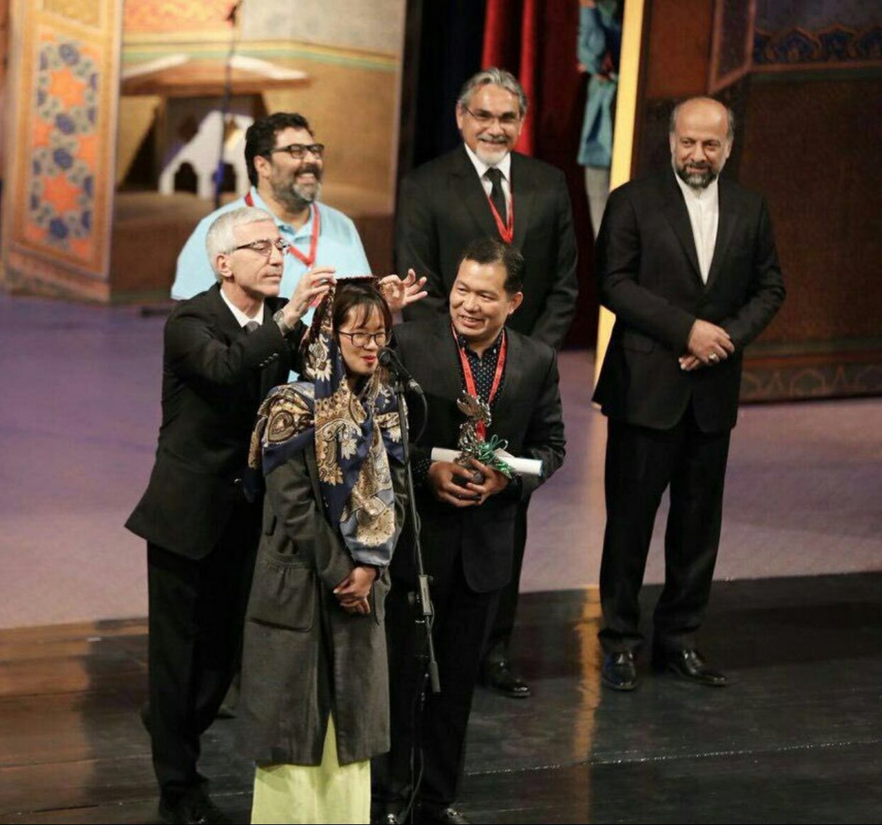 تصویر/اصلاح حجاب مهمان خارجی روی صحنه اختتامیه جشنواره جهانی فیلم فجر