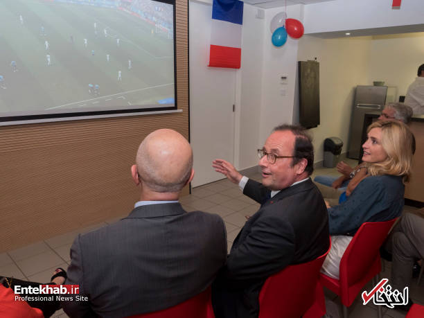 عکس/ اولاند با معشوقه خود درحال تماشای مسابقه فرانسه و اروگوئه