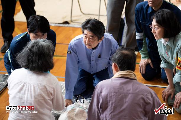 عکس/ نخست وزیر ژاپن به دیدن سیل زدگان رفت