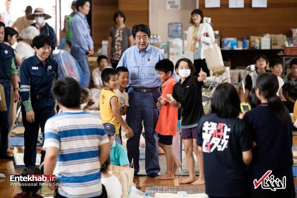 عکس/ نخست وزیر ژاپن به دیدن سیل زدگان رفت