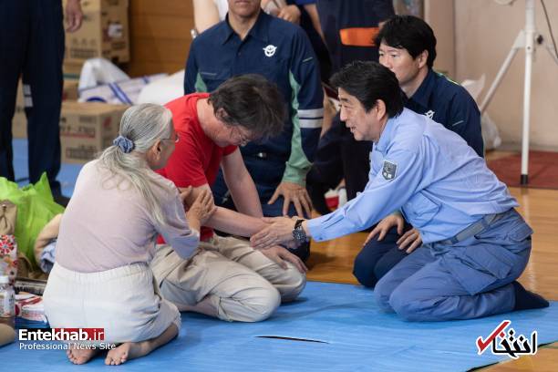 عکس/ نخست وزیر ژاپن به دیدن سیل زدگان رفت